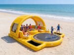 Plateforme gonflable multifonction pour parc aquatique d'été : canapé, quai et tente, avec trampolines intégrés et matériau PVC sur mesure.