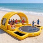 Plateforme gonflable multifonction pour parc aquatique d'été : canapé, quai et tente, avec trampolines intégrés et matériau PVC sur mesure.