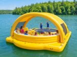 Plateforme gonflable multifonction pour parc aquatique d'été : canapé, quai et tente, avec trampolines intégrés et matériau PVC sur mesure. – Image 2
