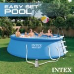 Kit piscine hors sol extérieure, PVC et acier, bleu, montage facile avec échelle, couverture, pompe de filtration GFCI 1000 GPH et 6 réservoirs – Image 2