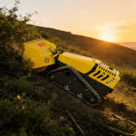 La tondeuse polyvalente 850M est adaptée aux zones montagneuses et forestières et peut couper des branches de 10 centimètres. – Image 3